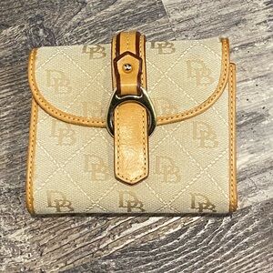 Dooney & Bourke logo wallet